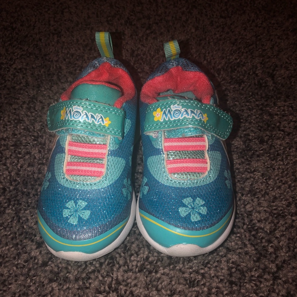 Disney Moana size 6 toddler girl shoes